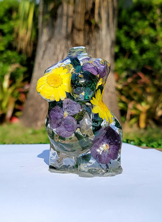 Plus Size Statue -Large-  -Contrasting Flowers- - Momma Resin