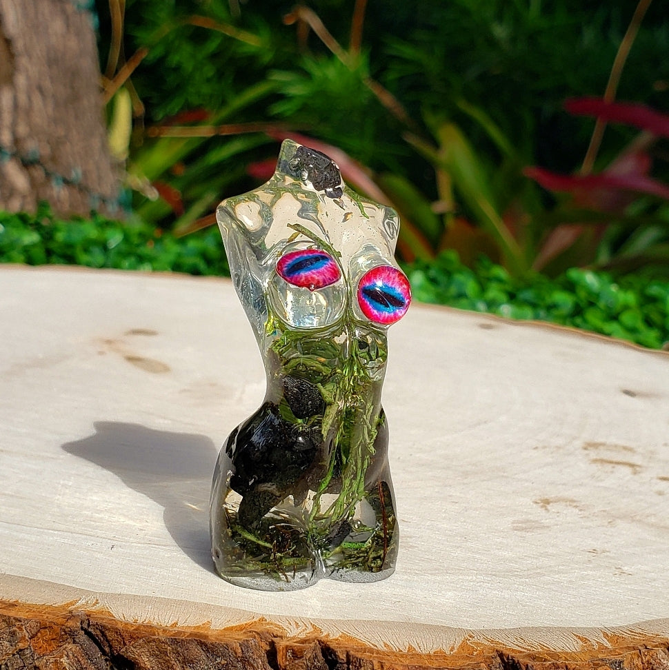 Statue Keychain -Spooky Forest- - Momma Resin