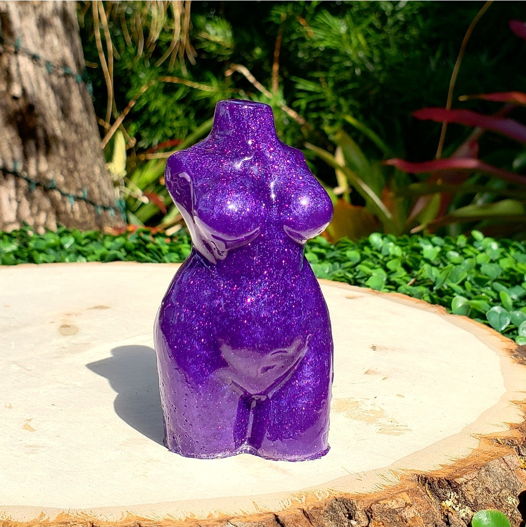 Curvy Statue -Dreaming in Purple- - Momma Resin