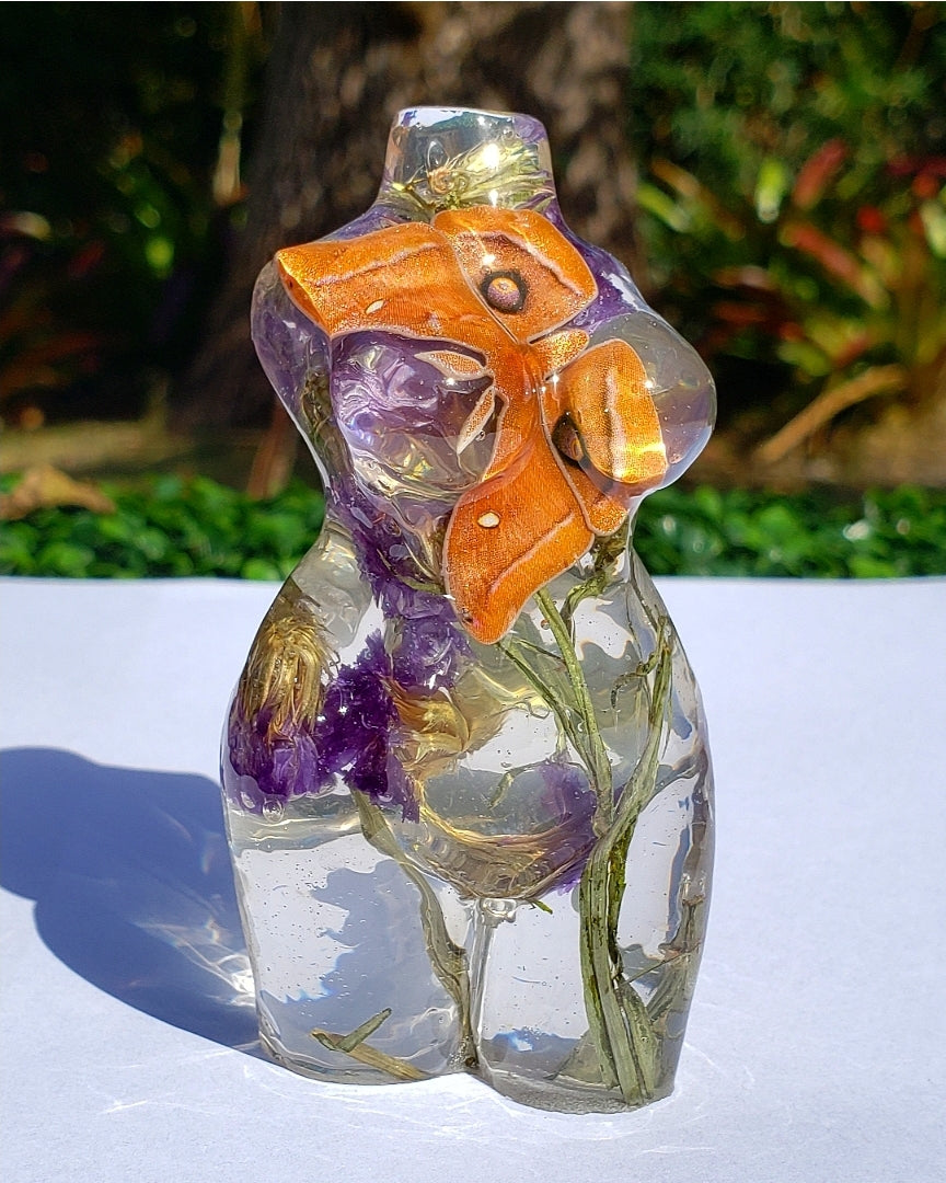 Curvy Statue 3 - Momma Resin