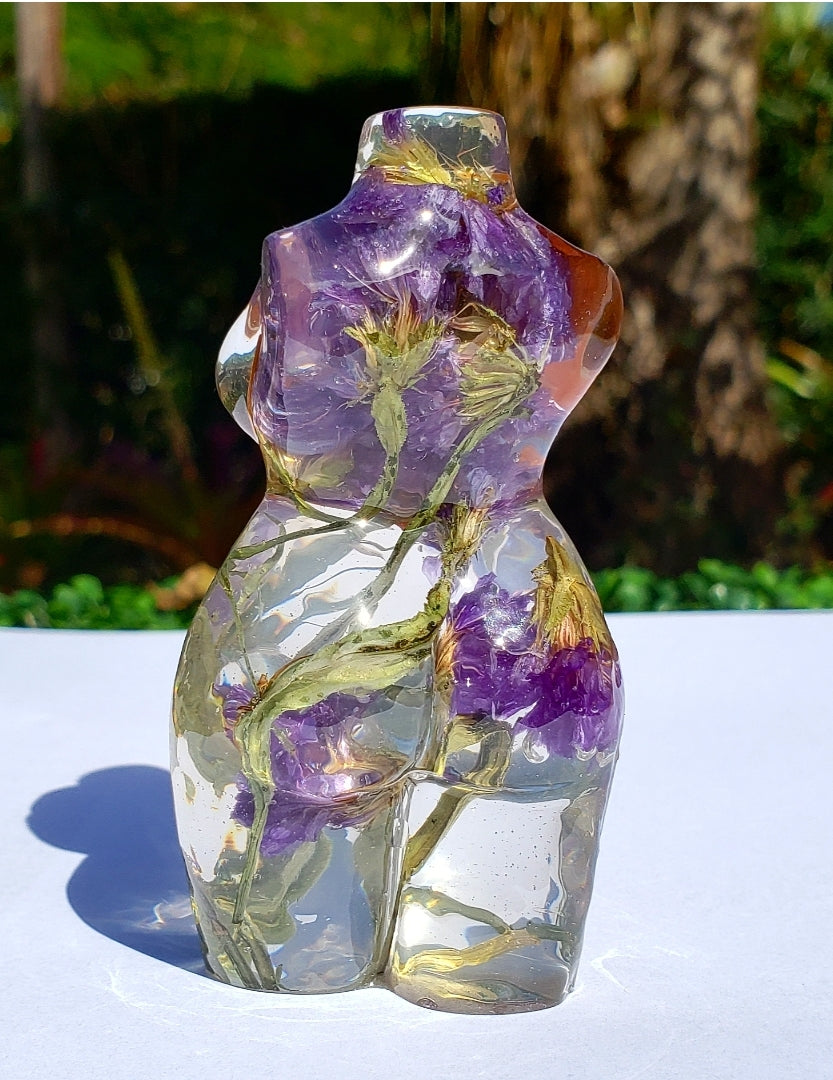 Curvy Statue 3 - Momma Resin