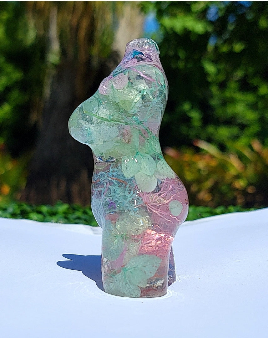 Curvy Statue 4 inch - Momma Resin