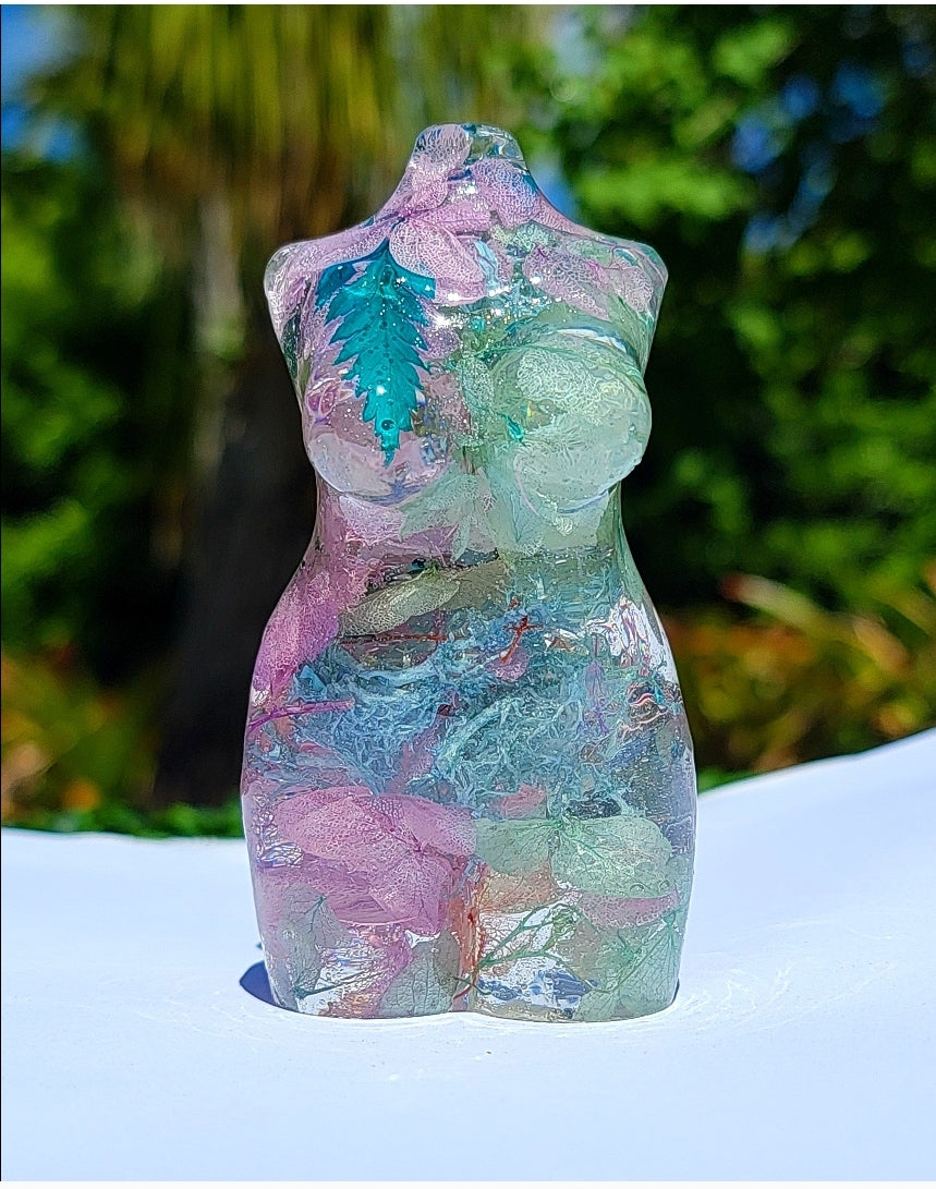 Curvy Statue 4 inch - Momma Resin