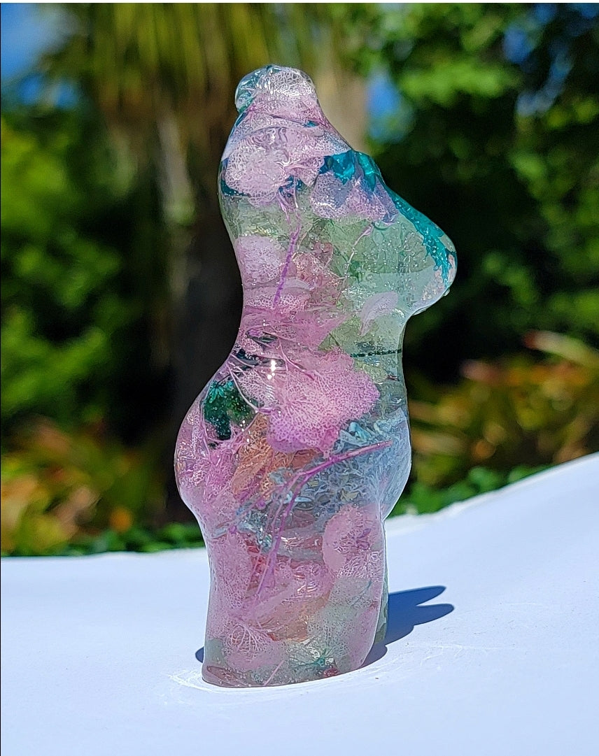 Curvy Statue 4 inch - Momma Resin