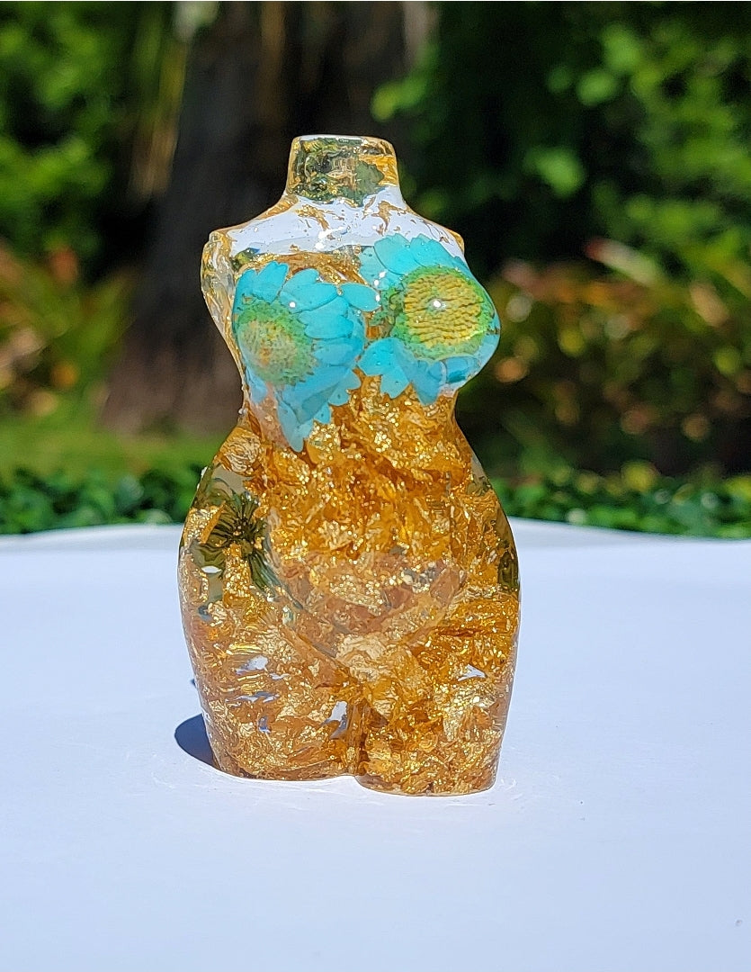 Curvy Statue - Momma Resin