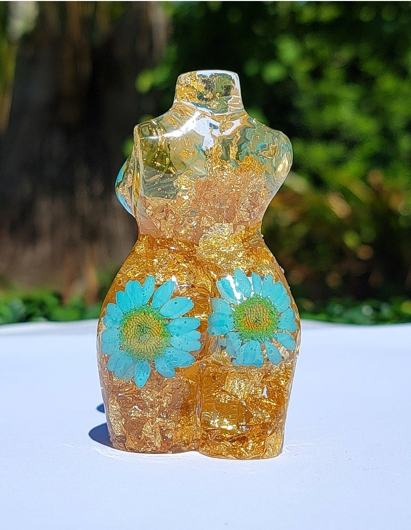 Curvy Statue - Momma Resin