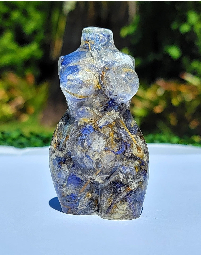 Curvy Statue - Momma Resin