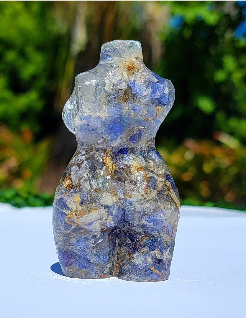 Curvy Statue - Momma Resin