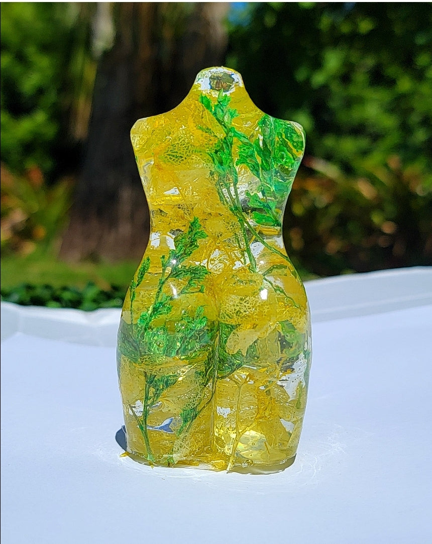 Curvy Statue 4 Inch - Momma Resin