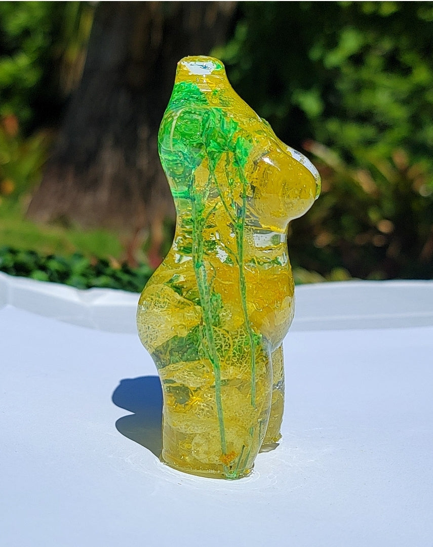 Curvy Statue 4 Inch - Momma Resin