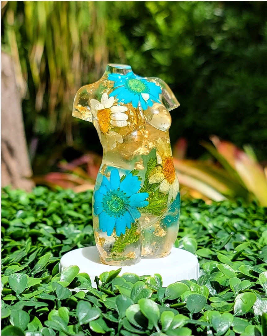 Curvy Statue -Small 3 in. Spring Garden - Momma Resin